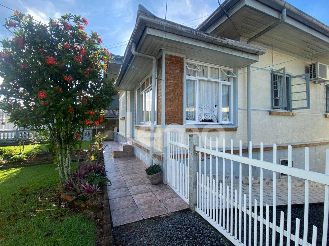 Casa térrea com 3 dormitórios, amplo terreno nos fundos com pomar em Blumenau. — foto 3