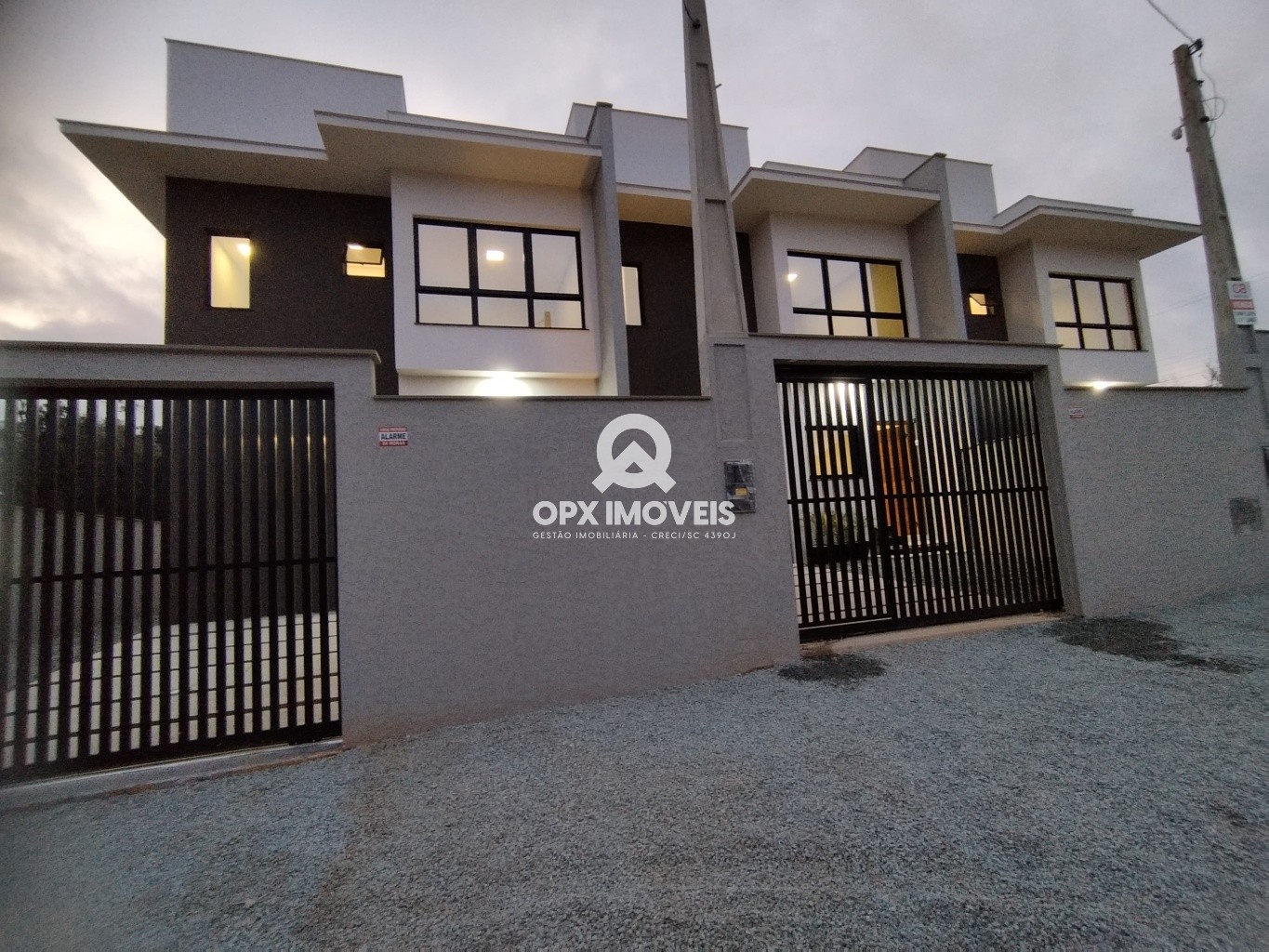 Sobrado Geminado Moderno com 2 Suítes e Arquitetura Exclusiva em Barra Velha - foto 1