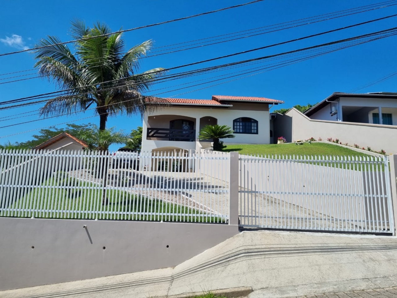Casa 03 dormitórios a venda com amplo terreno no bairro Valparaíso, próximo ao clube Centenário - foto 1