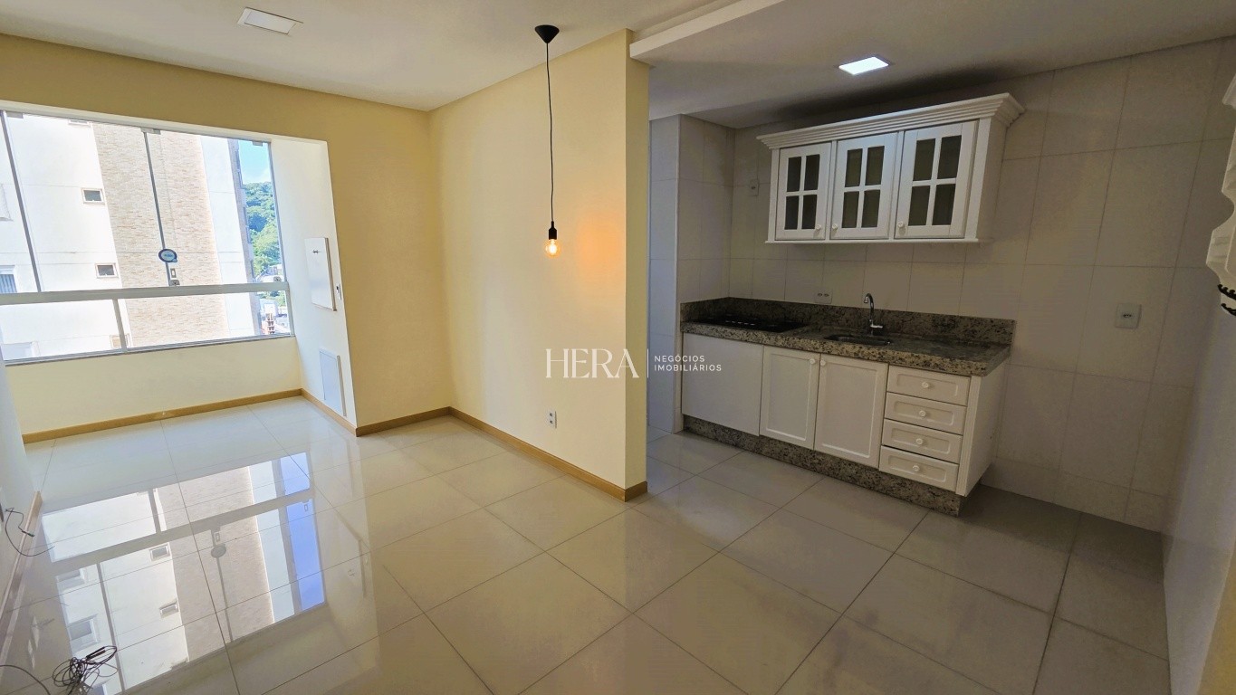 Apartamento mobiliado a venda a poucos metros da FURB, em excelente localização em região central de Blumenau.