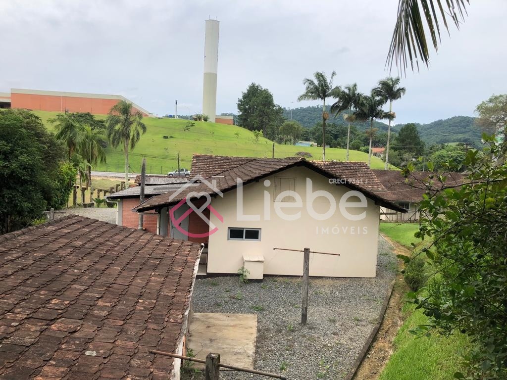 Duas Casas no Bairro Encano do Norte em Indaial com 358,00m de construção, edificado num terreno com 3.325,00m e frente de 45,00 metros. — foto 7