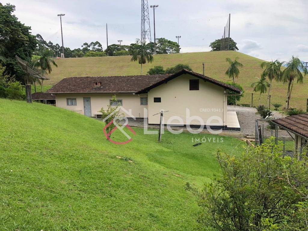 Duas Casas no Bairro Encano do Norte em Indaial com 358,00m de construção, edificado num terreno com 3.325,00m e frente de 45,00 metros. — foto 6