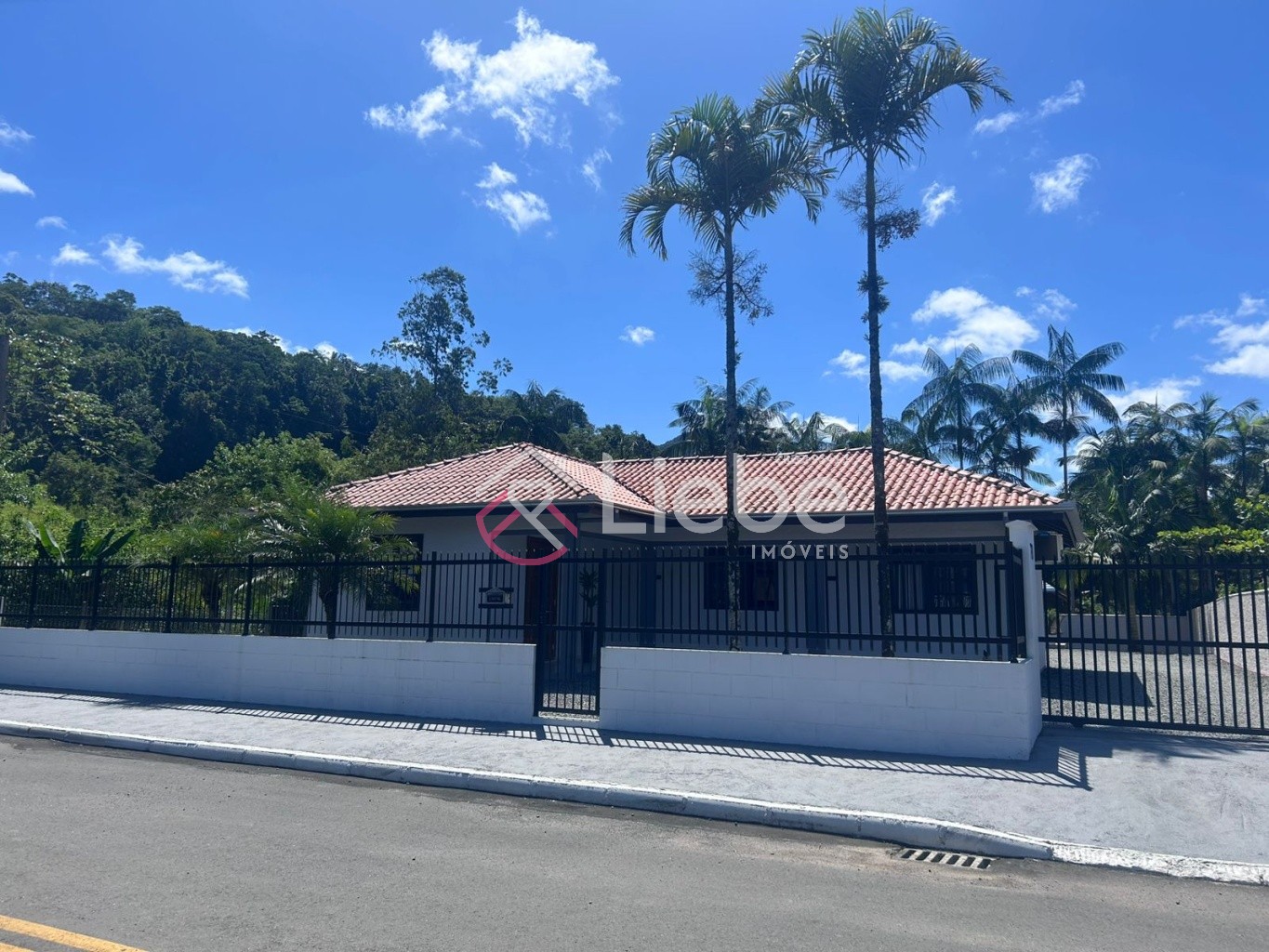 Casa Semi Mobiliada próximo do centro da Cidade de Pomerode com 170,00m de área construída num terreno de 845,00m. - foto 1