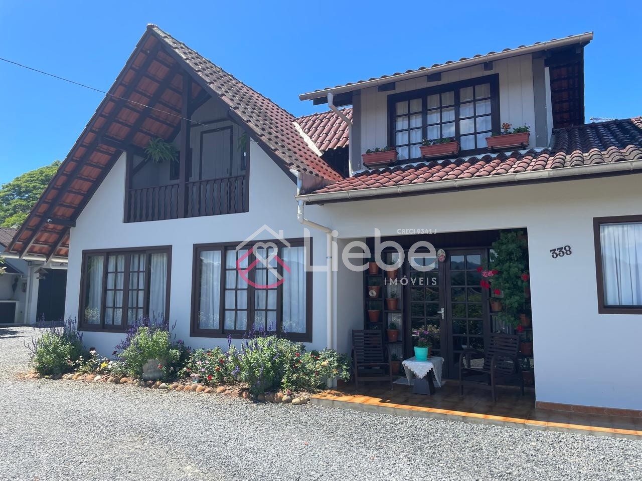 Linda Casa próximo do Centro da Cidade de Pomerode em localização privilegiada, no alto, rua asfaltada e sem saída. Com 349,76m de construção num terreno com 1.240,50m. - foto 1