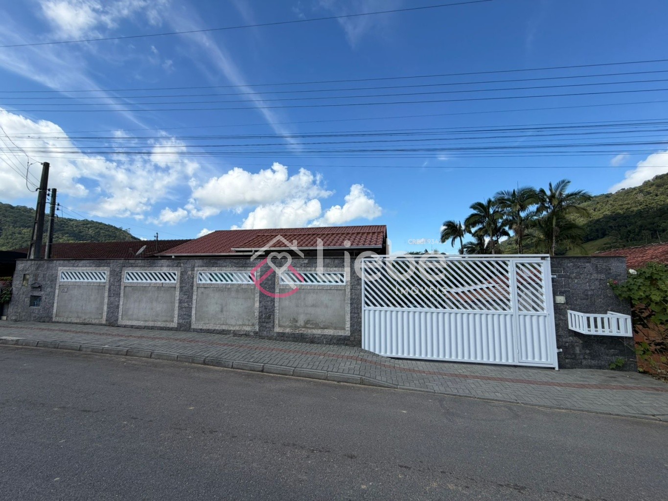 Linda Casa Semi Mobiliada próximo do centro da Cidade de Pomerode com 310,00m de área construída num terreno de 793,45m. — foto 3