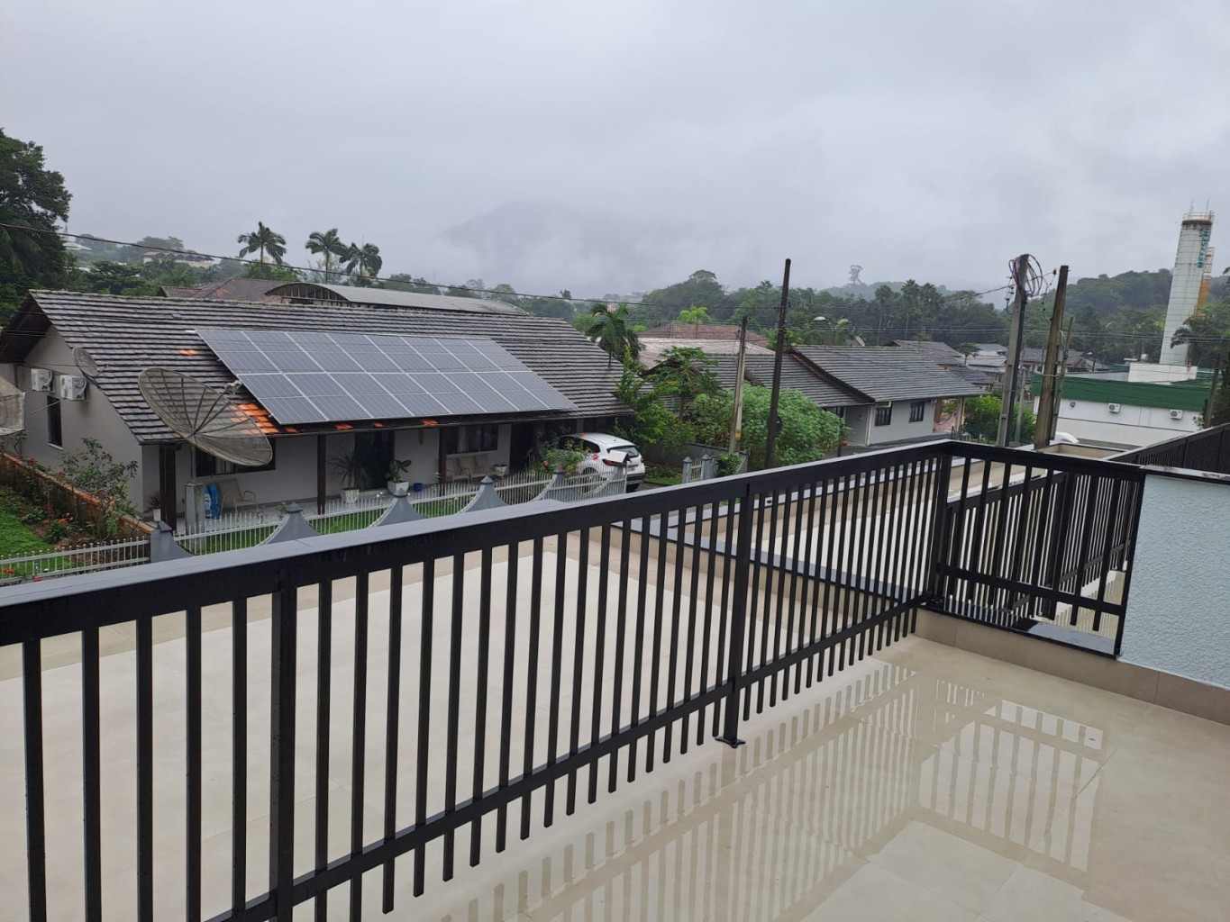 Sobrado novo com 2 suítes, moderno, bem localizado e pronto para morar. - foto 1