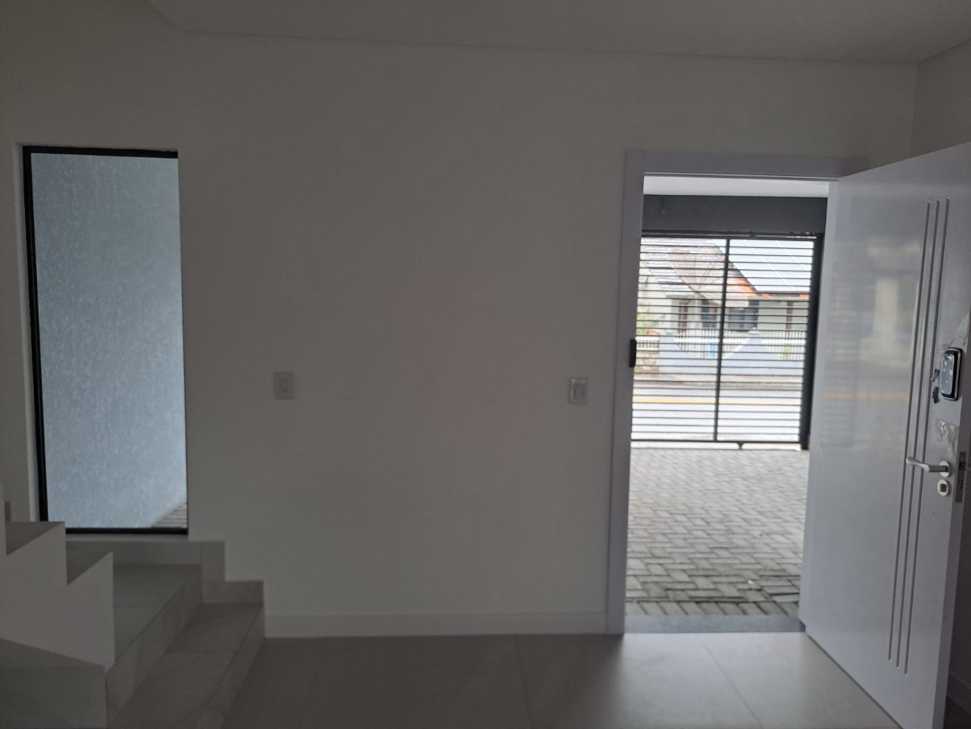 Sobrado novo com 2 suítes, moderno, bem localizado e pronto para morar. — foto 3
