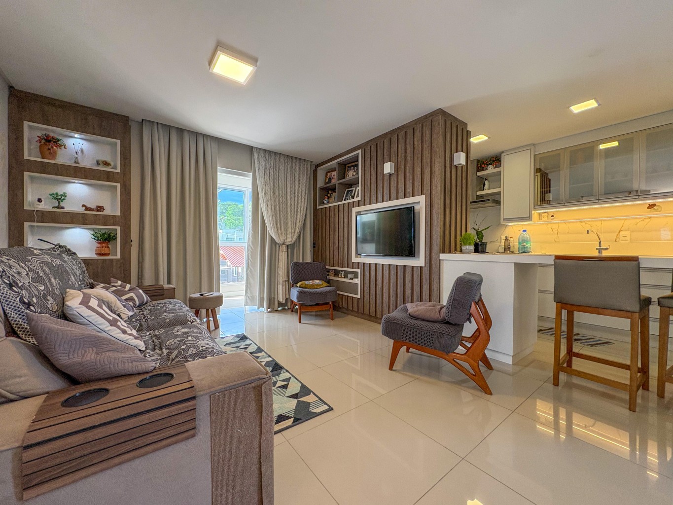 Apartamento semi-mobiliado à venda de 3 dormitórios sendo 1 suíte - Bairro Imigrantes - foto 1