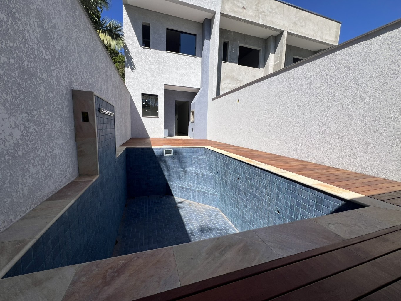 Maravilhoso sobrado no Testo Salto, com 02 suítes, piscina, acabamento em gesso, piso porcelanato e laminado nas áreas intimas, aquecimento a gás, sobrado diferenciado. - foto 1