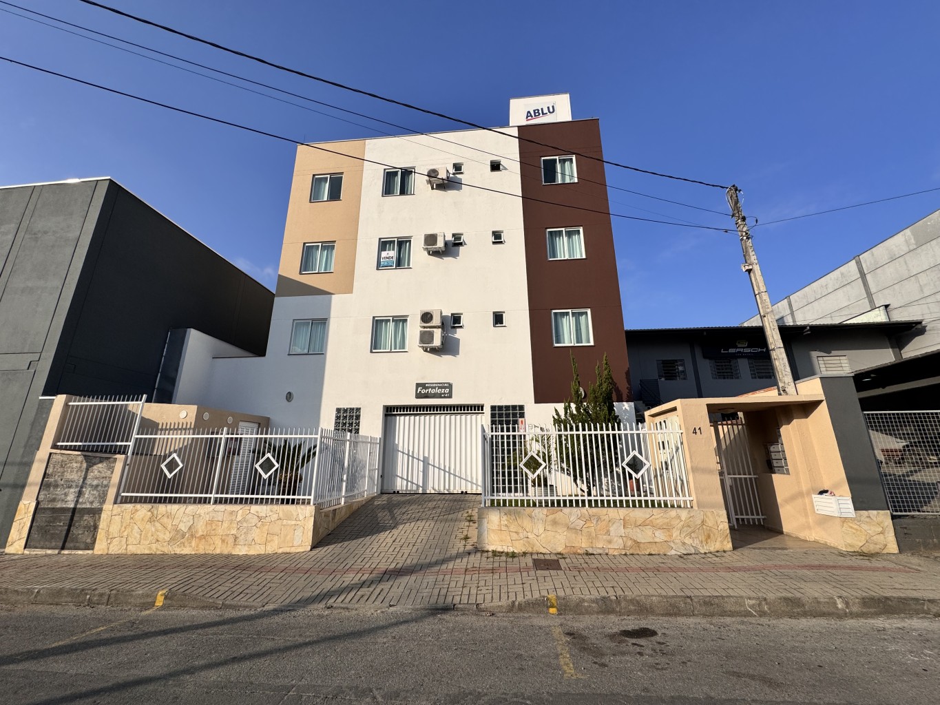 Apartamento à venda na Fortaleza - Localização estratégica!  O imóvel conta com:  03 dormitórios (sendo 01 suíte)  02 vagas de garagem  Semi mobiliado - foto 1