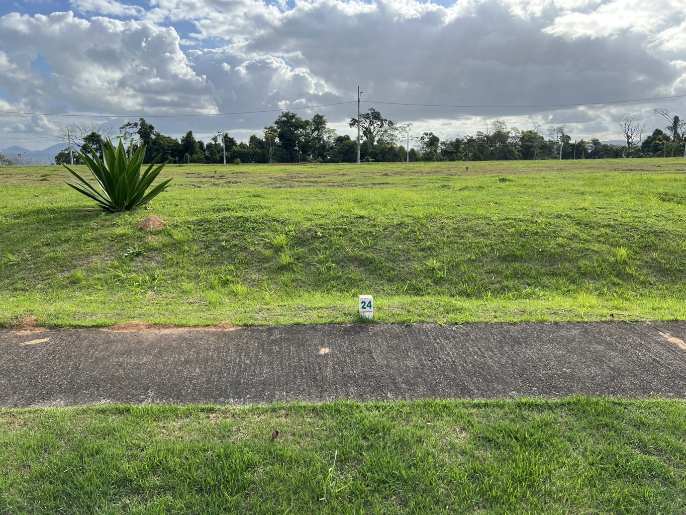 Terreno no bairro da Fortaleza, com 252 m (sendo 12 metros de frente) com loteamento de ótima infraestrutura de iluminação e saneamento, local tranquilo. - foto 1