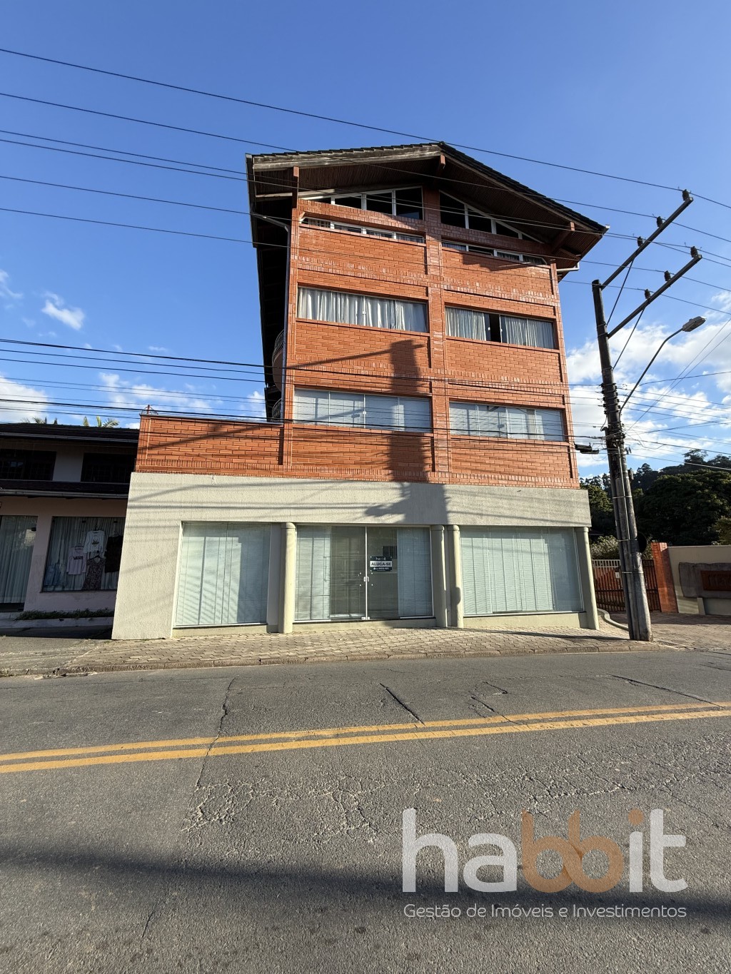 Sala Terrea de frente para a rua José Deeke na Escola Agrícola contendo 64,43m2 privativos com estacionamento para clientes na lateral - foto 1