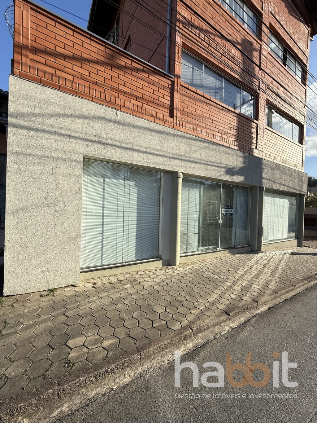 Sala Terrea de frente para a rua José Deeke na Escola Agrícola contendo 64,43m2 privativos com estacionamento para clientes na lateral — foto 2