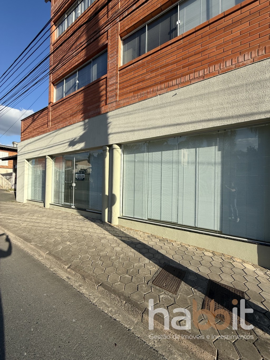 Sala Terrea de frente para a rua José Deeke na Escola Agrícola contendo 64,43m2 privativos com estacionamento para clientes na lateral — foto 3