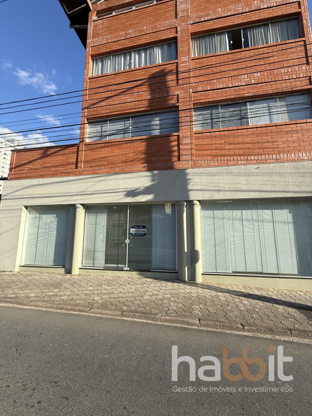 Sala Terrea de frente para a rua José Deeke na Escola Agrícola contendo 64,43m2 privativos com estacionamento para clientes na lateral — foto 4