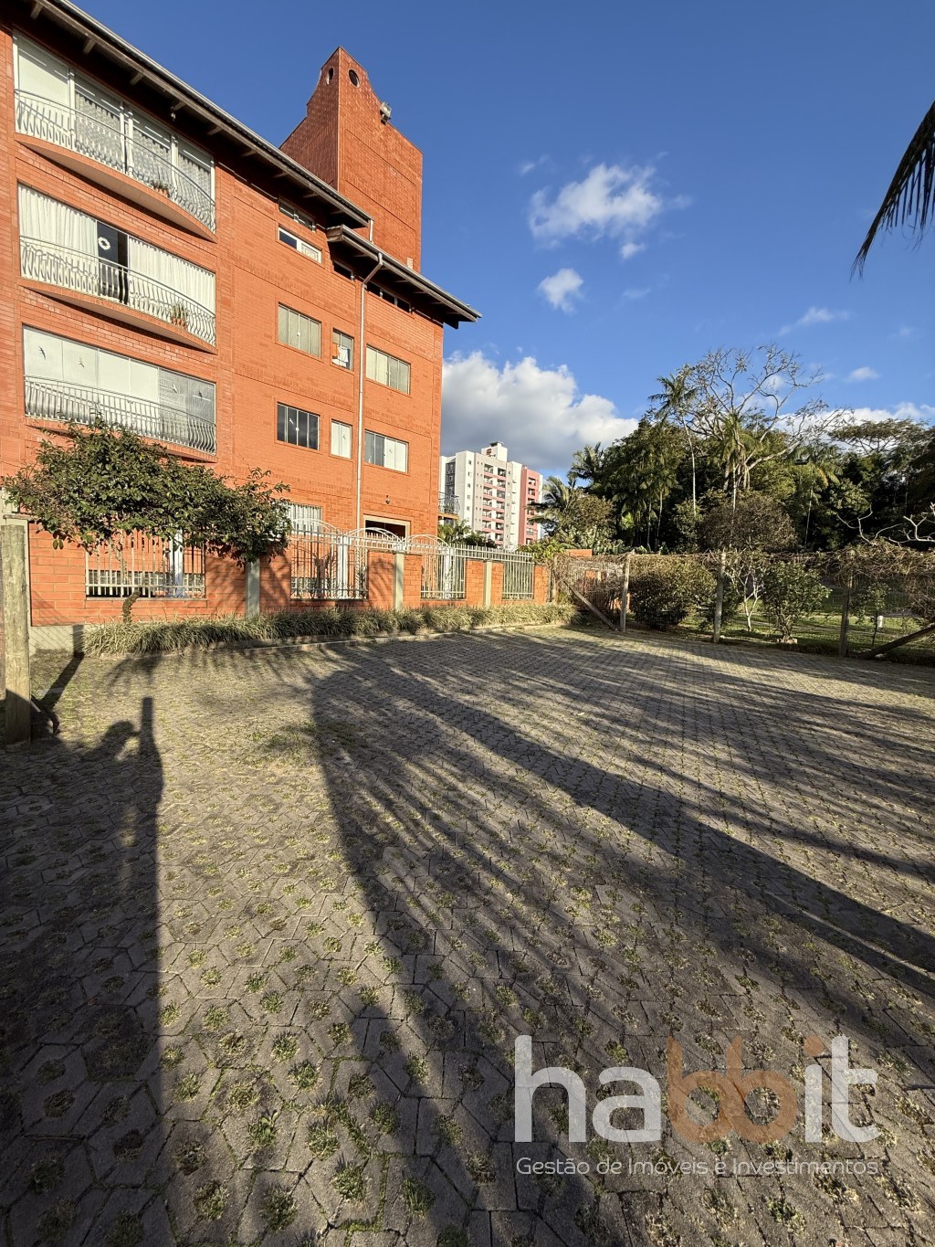 Sala Terrea de frente para a rua José Deeke na Escola Agrícola contendo 64,43m2 privativos com estacionamento para clientes na lateral — foto 5