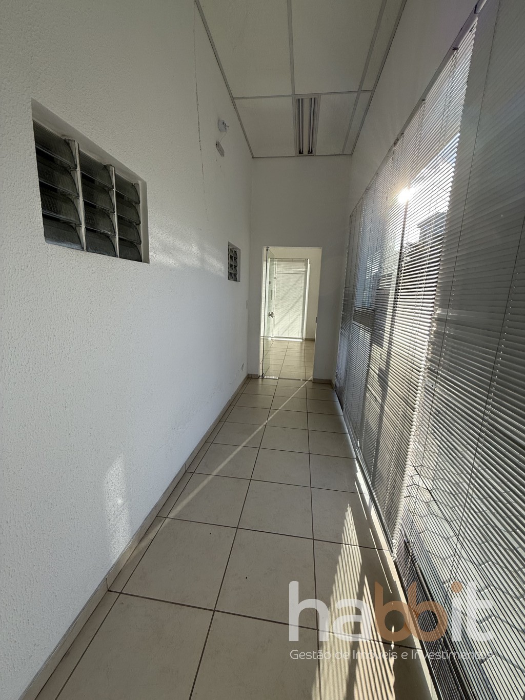 Sala Terrea de frente para a rua José Deeke na Escola Agrícola contendo 64,43m2 privativos com estacionamento para clientes na lateral — foto 6