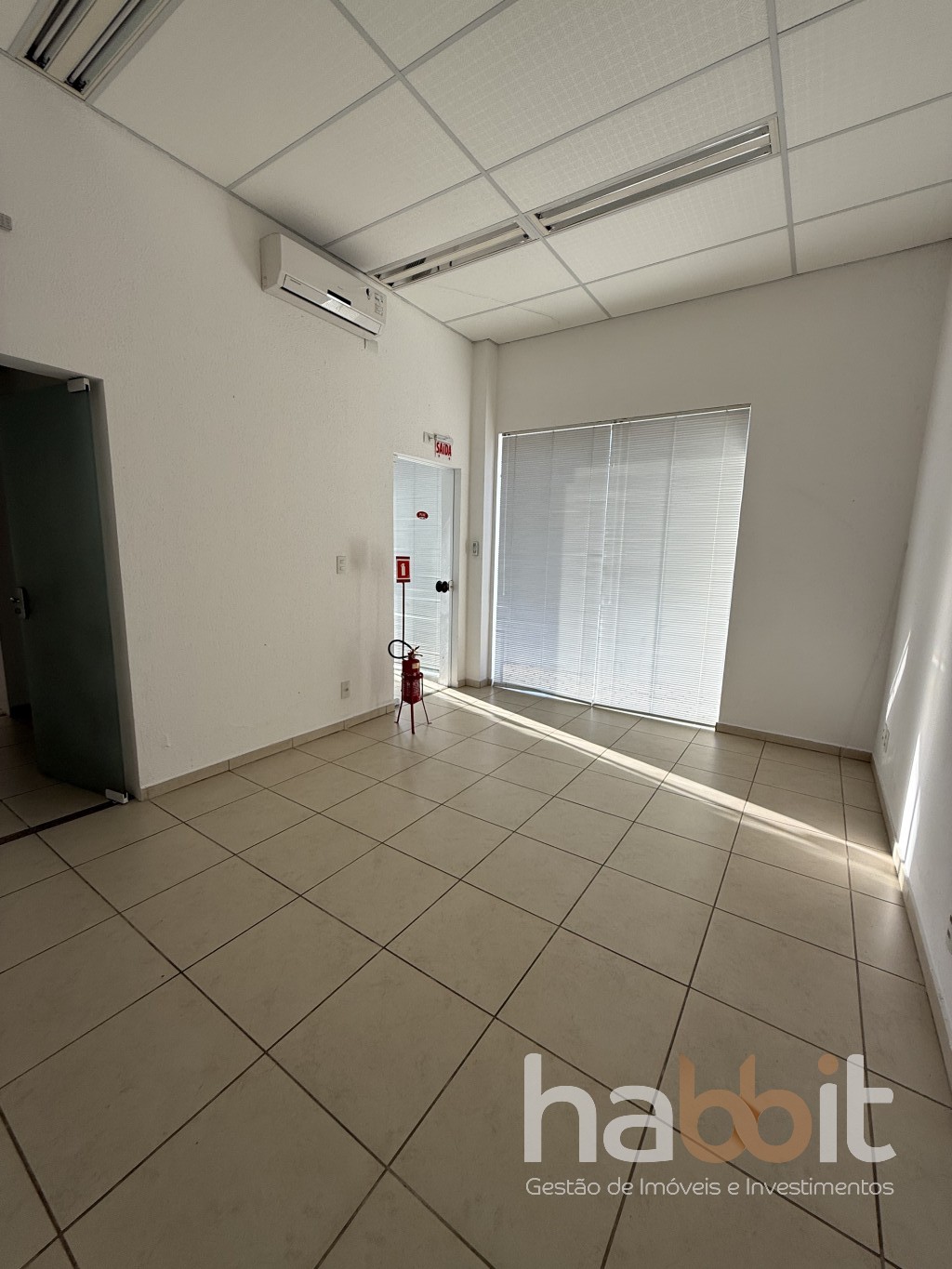 Sala Terrea de frente para a rua José Deeke na Escola Agrícola contendo 64,43m2 privativos com estacionamento para clientes na lateral — foto 7