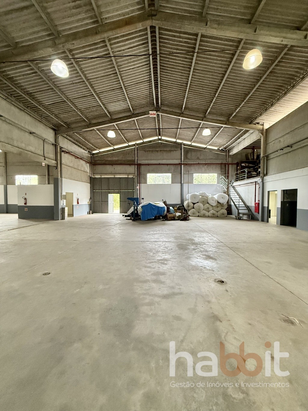 Galpão com área total de 1.1180 m com pé direito de 7 metros de altura em terreno de 8000 m livre de enchente e a 700 metros da BR 470 - foto 1