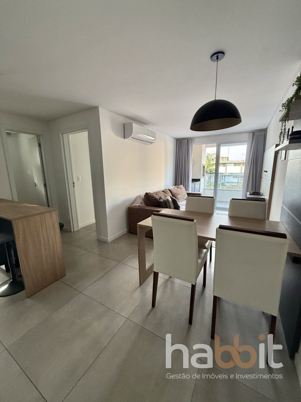 Apartamento mobiliado e decorado com 1 suíte, sacada com churrasqueira, área de serviço, cozinha e sala de jantar/tv próximo a Cremer, Furb, Giassi - foto 1