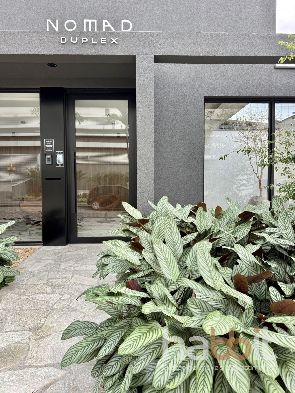 Duplex mobiliado e decorado localizado no coração da Vila Nova, com 2 vagas de garagem, O Nomad é ideal para morar, próximo de farmácias, restaurantes, supermercado e da Unimed, com fácil acesso à Rua Joinville e a poucos minutos do centro da cidade. — foto 3