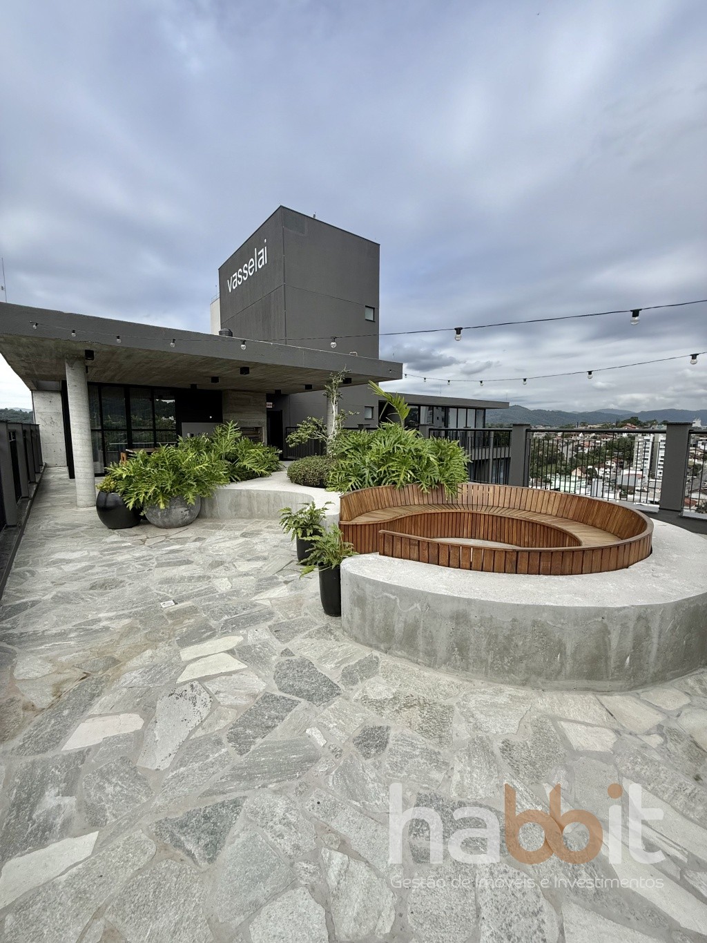 Duplex mobiliado e decorado localizado no coração da Vila Nova, com 2 vagas de garagem, O Nomad é ideal para morar, próximo de farmácias, restaurantes, supermercado e da Unimed, com fácil acesso à Rua Joinville e a poucos minutos do centro da cidade. — foto 5
