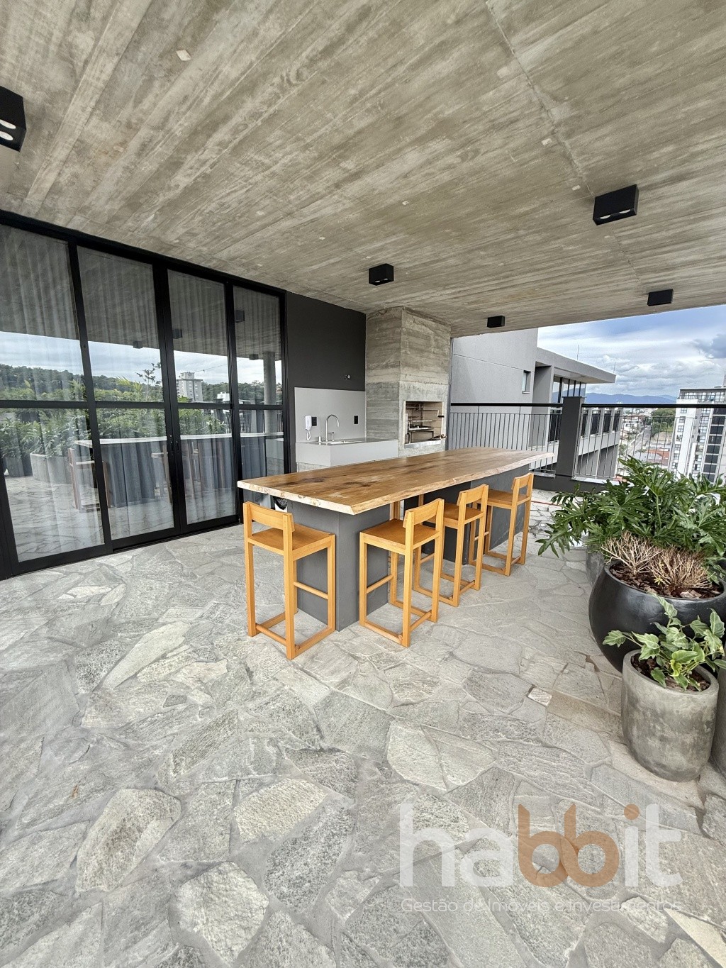 Duplex mobiliado e decorado localizado no coração da Vila Nova, com 2 vagas de garagem, O Nomad é ideal para morar, próximo de farmácias, restaurantes, supermercado e da Unimed, com fácil acesso à Rua Joinville e a poucos minutos do centro da cidade. — foto 6