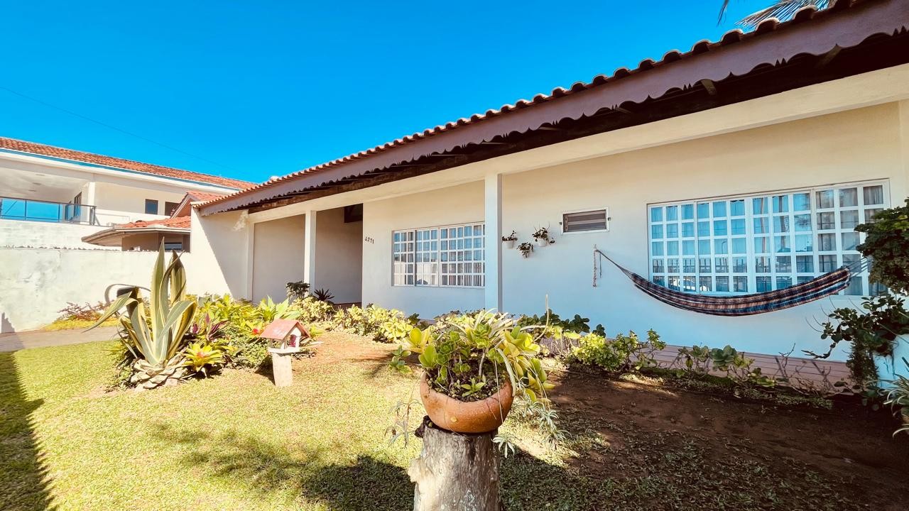 Casa de Frente para o Mar na Praia de Navegantes - Bairro Meia Praia - foto 1
