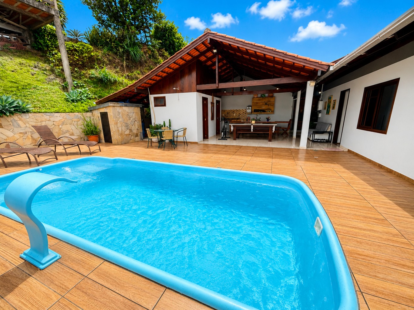 Casa completa com piscina no Bairro Água Verde