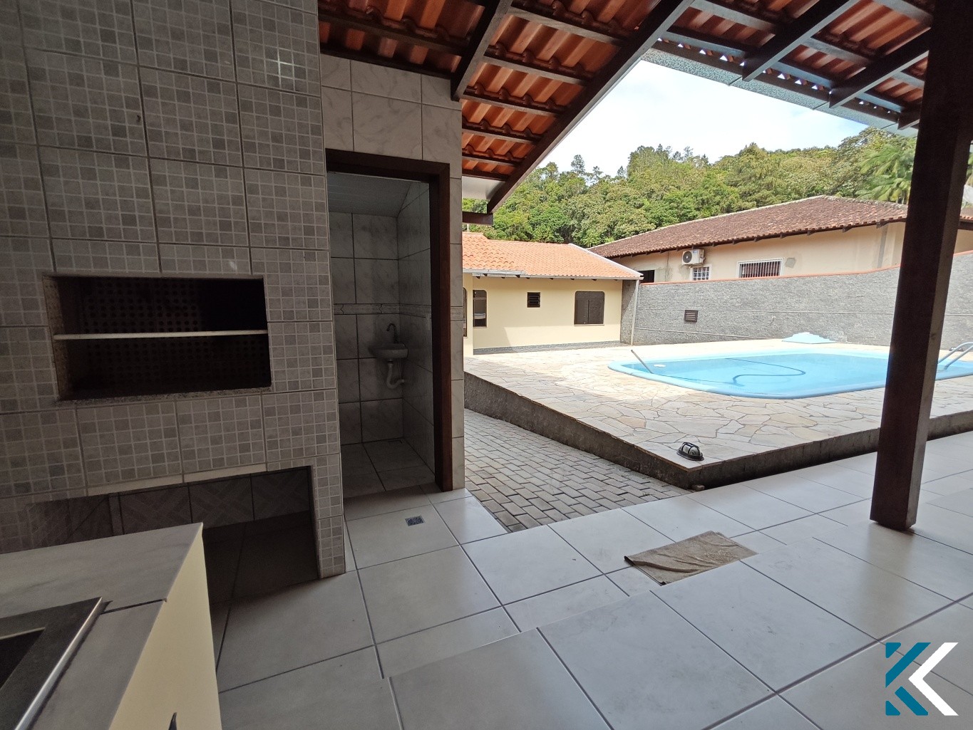 Casa recém reformada, plana, com piscina e muito espaço para sua família....Valor imperdível de início de ano. — foto 2