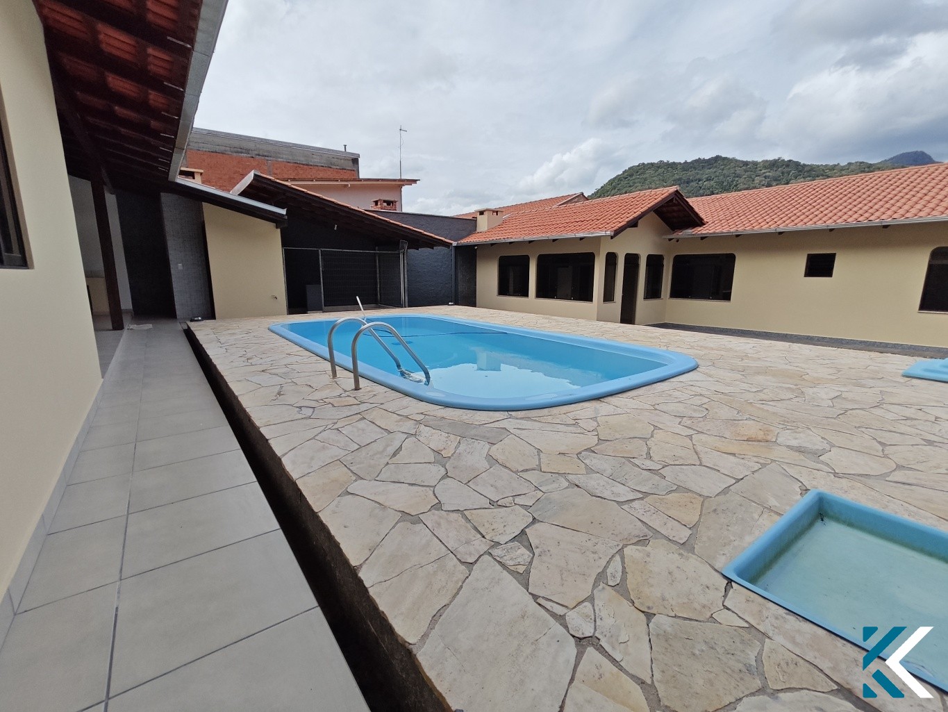 Casa recém reformada, plana, com piscina e muito espaço para sua família....Valor imperdível de início de ano. — foto 3