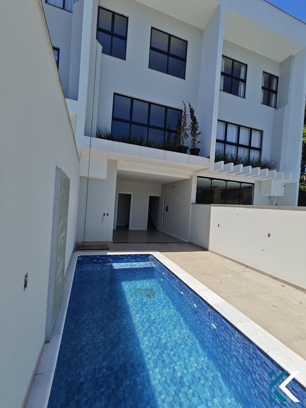 Sobrado de Alto Padrão com 3 Suítes e Piscina na Ponta Aguda — foto 2