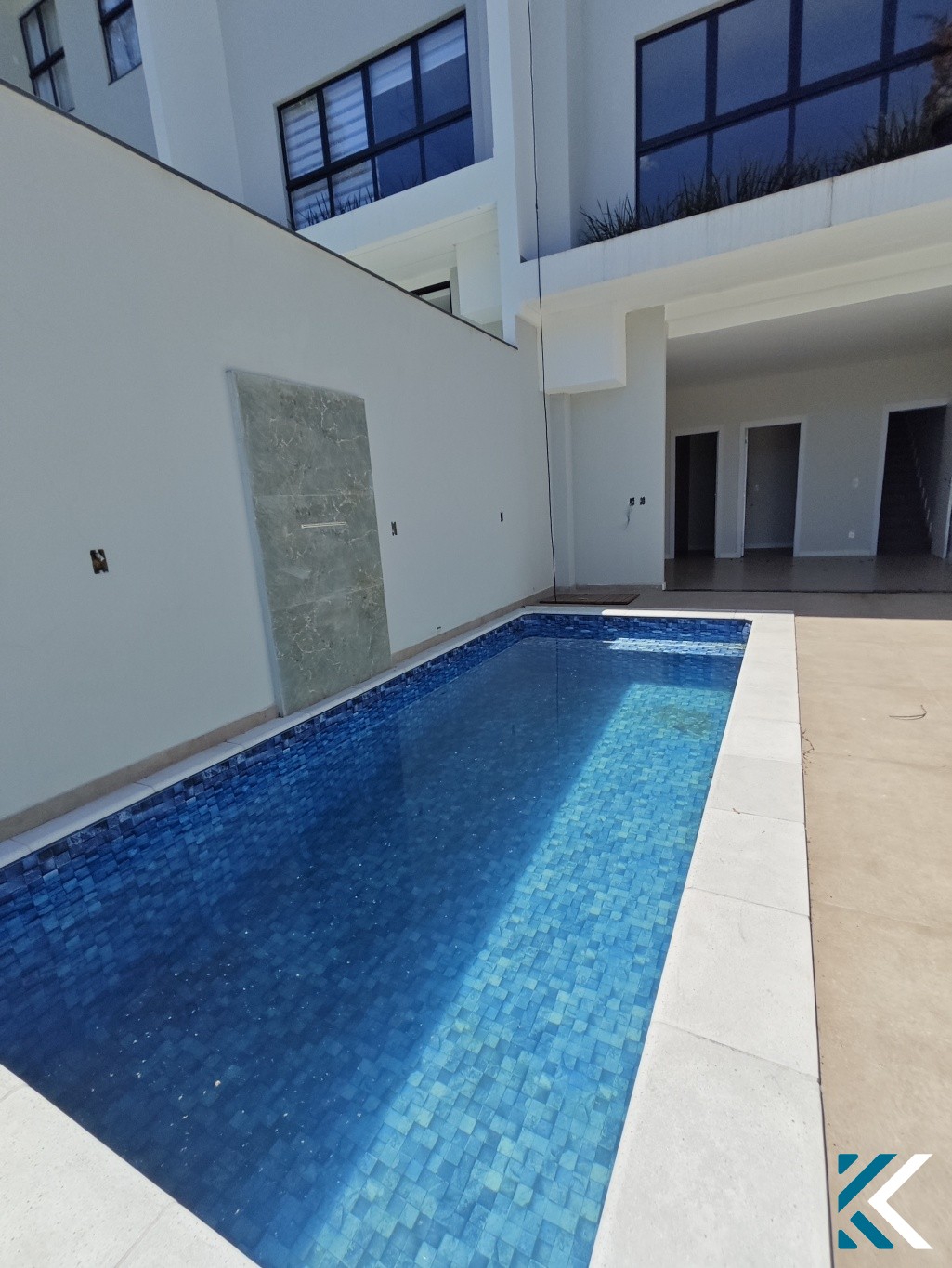 Sobrado de Alto Padrão com 3 Suítes e Piscina na Ponta Aguda — foto 3