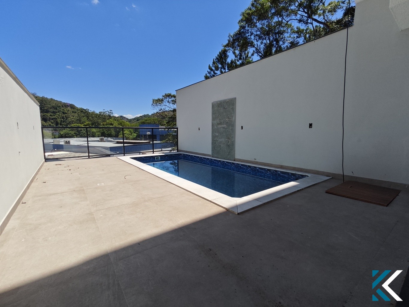 Sobrado de Alto Padrão com 3 Suítes e Piscina na Ponta Aguda — foto 4