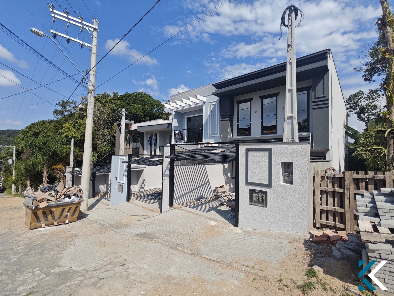 Sobrado Imponente com 3 Suítes, Piscina e 2 Vagas a 5 Minutos do Centro