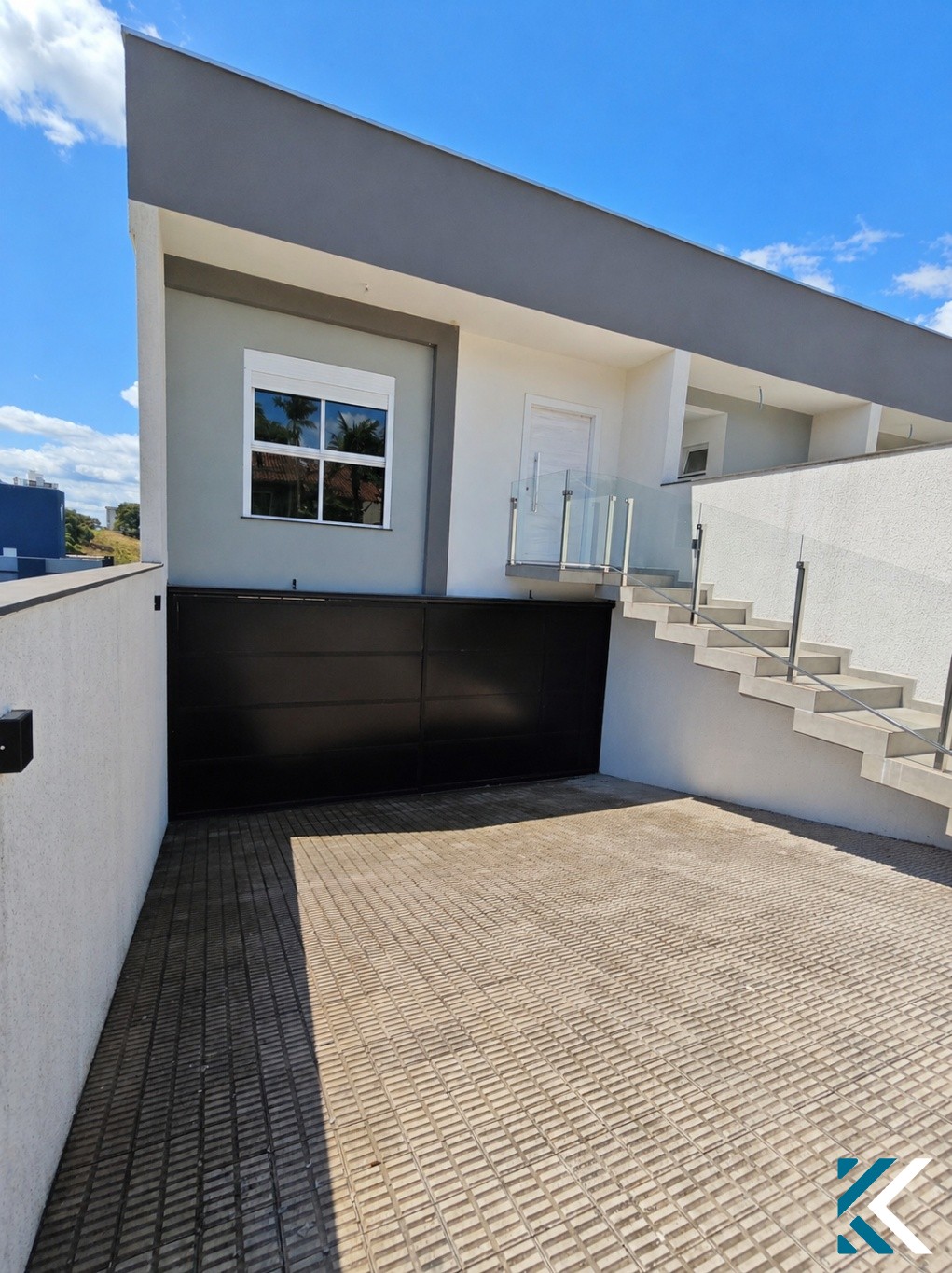 Sobrado Amplo com 3 Dormitórios, 4 Vagas e Área de Festas - Bairro Velha