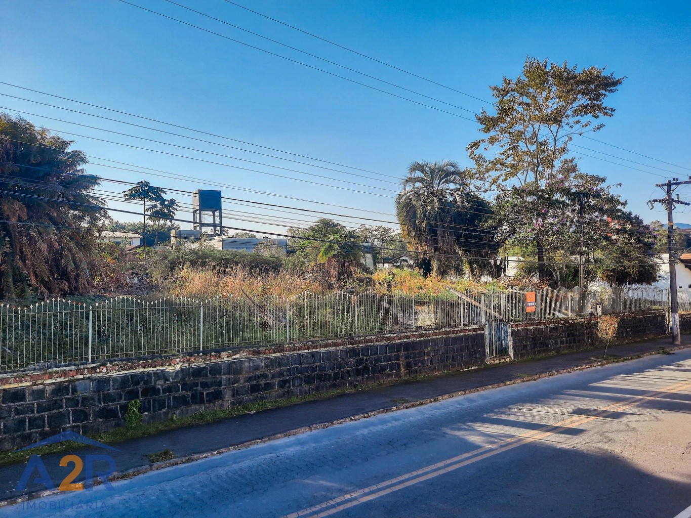 Terreno amplo e com possibilidades de construções residenciais e/ou comercial - foto 1