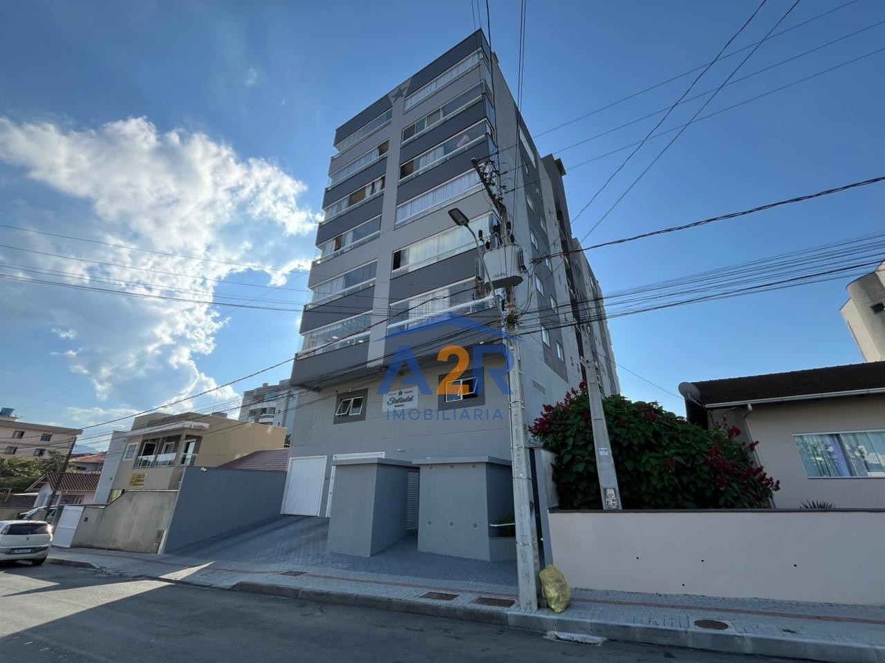 APARTAMENTO MOBILIADO COM SACADA EXTRA E 02 VAGAS DE GARAGEM - foto 1