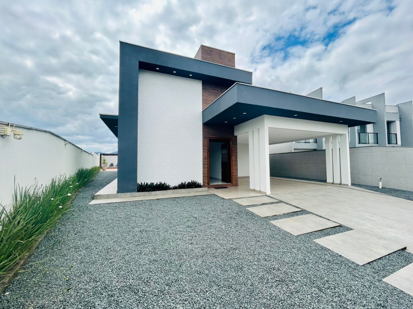 Casa moderna de alto padrão com piscina e área gourmet no bairro Fortaleza Alta em Blumenau/SC. - foto 1