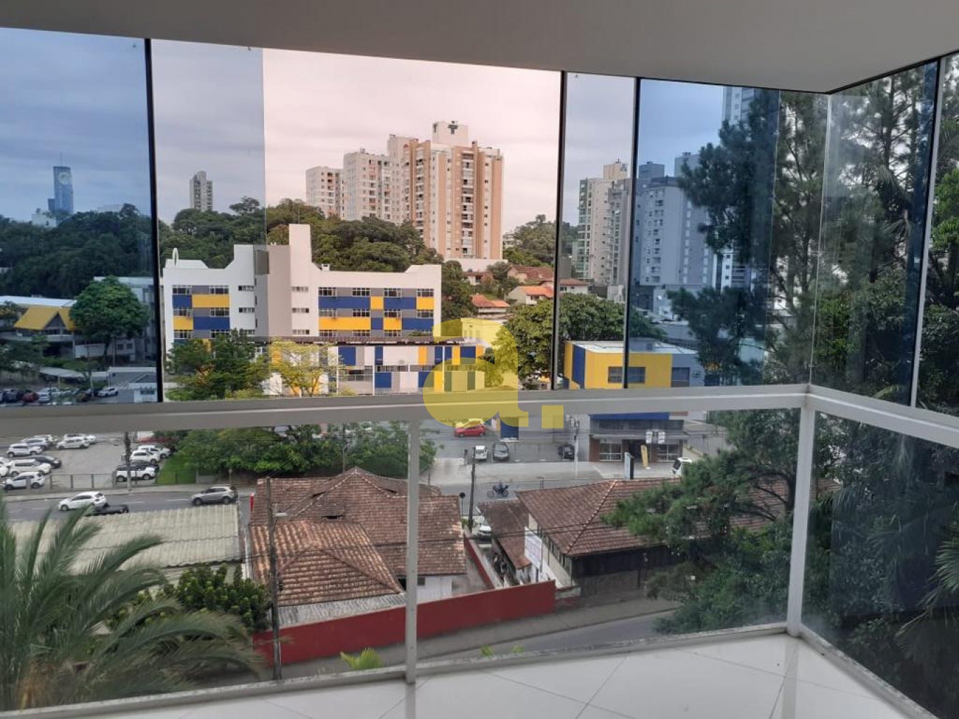 Apartamento à venda com 3 quartos, 103m² - Foto 2