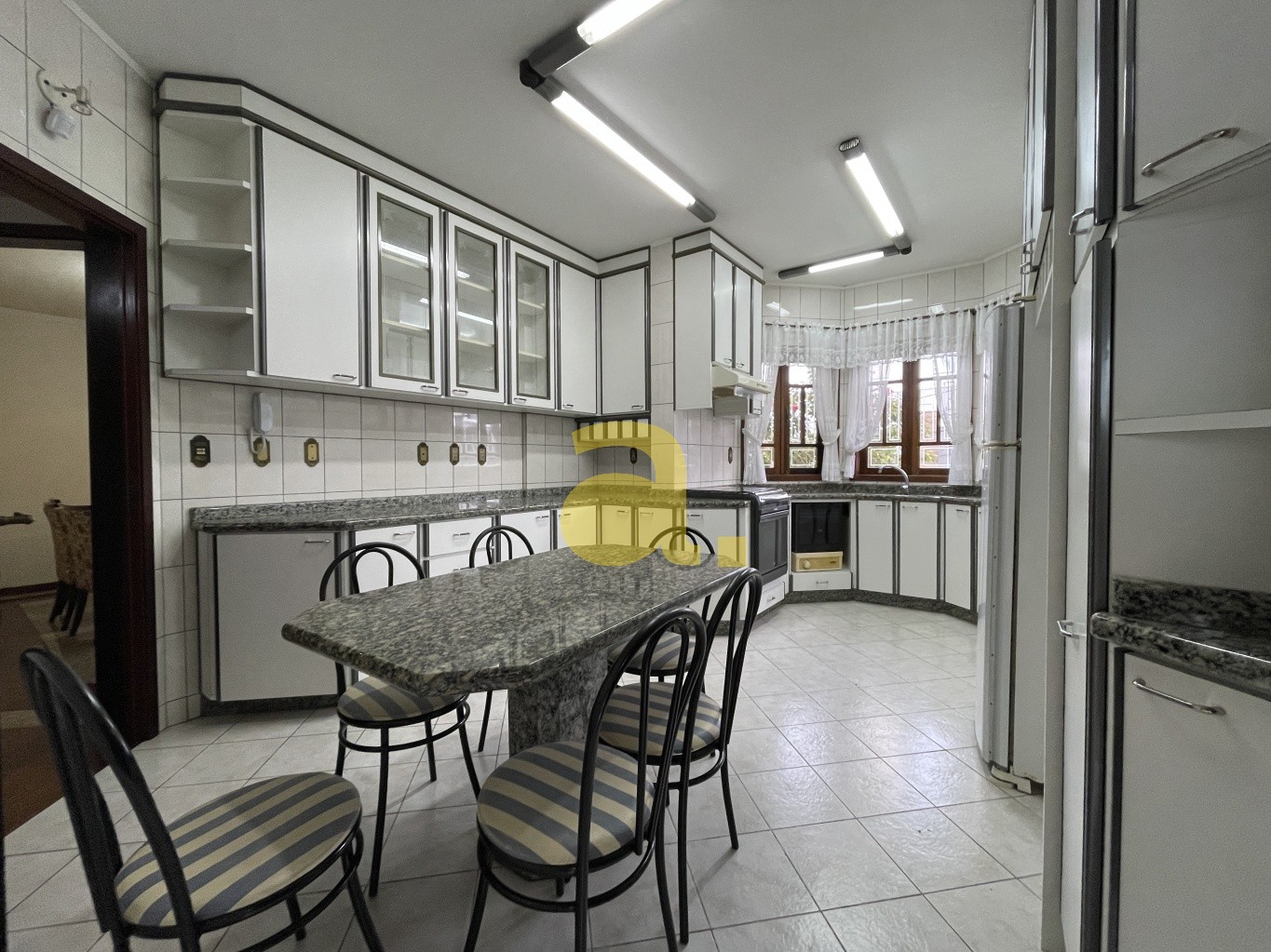 Casa, 4 quartos, 307 m² - Foto 2