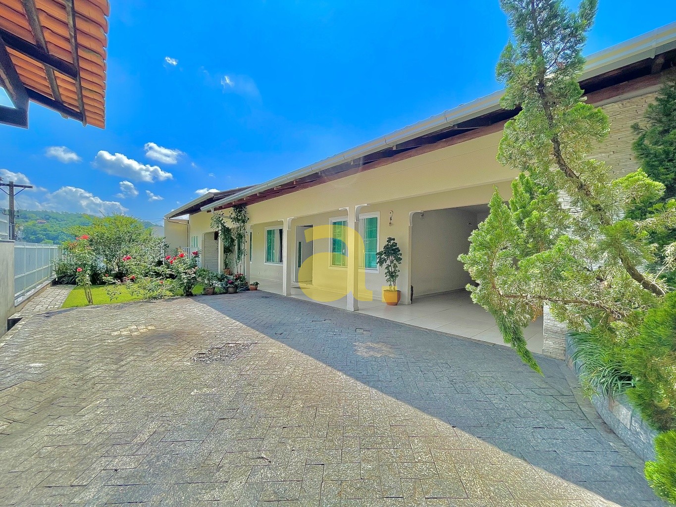 Casa, 4 quartos, 270 m² - Foto 1