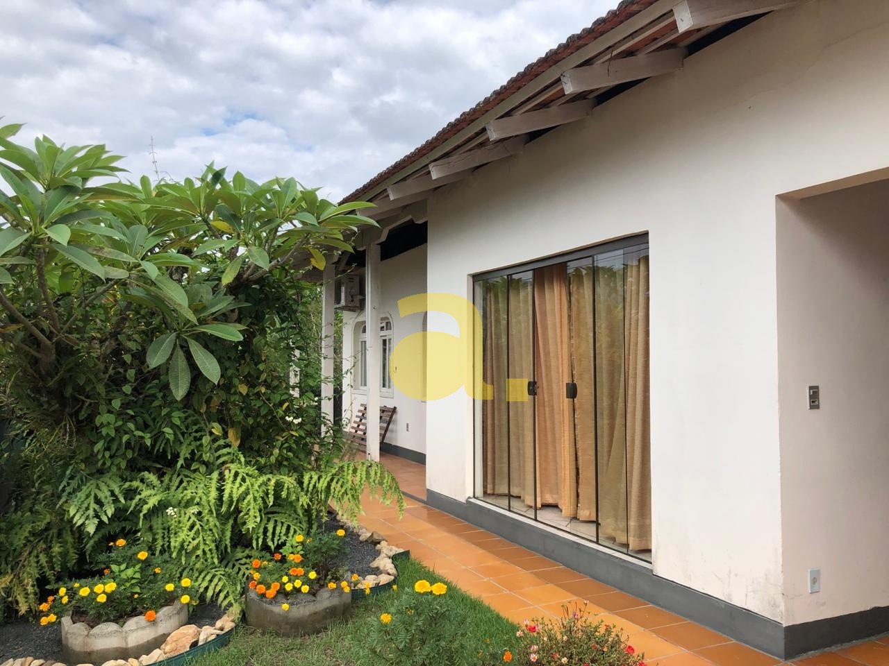 Casa à venda com 3 quartos, 240m² - Foto 1