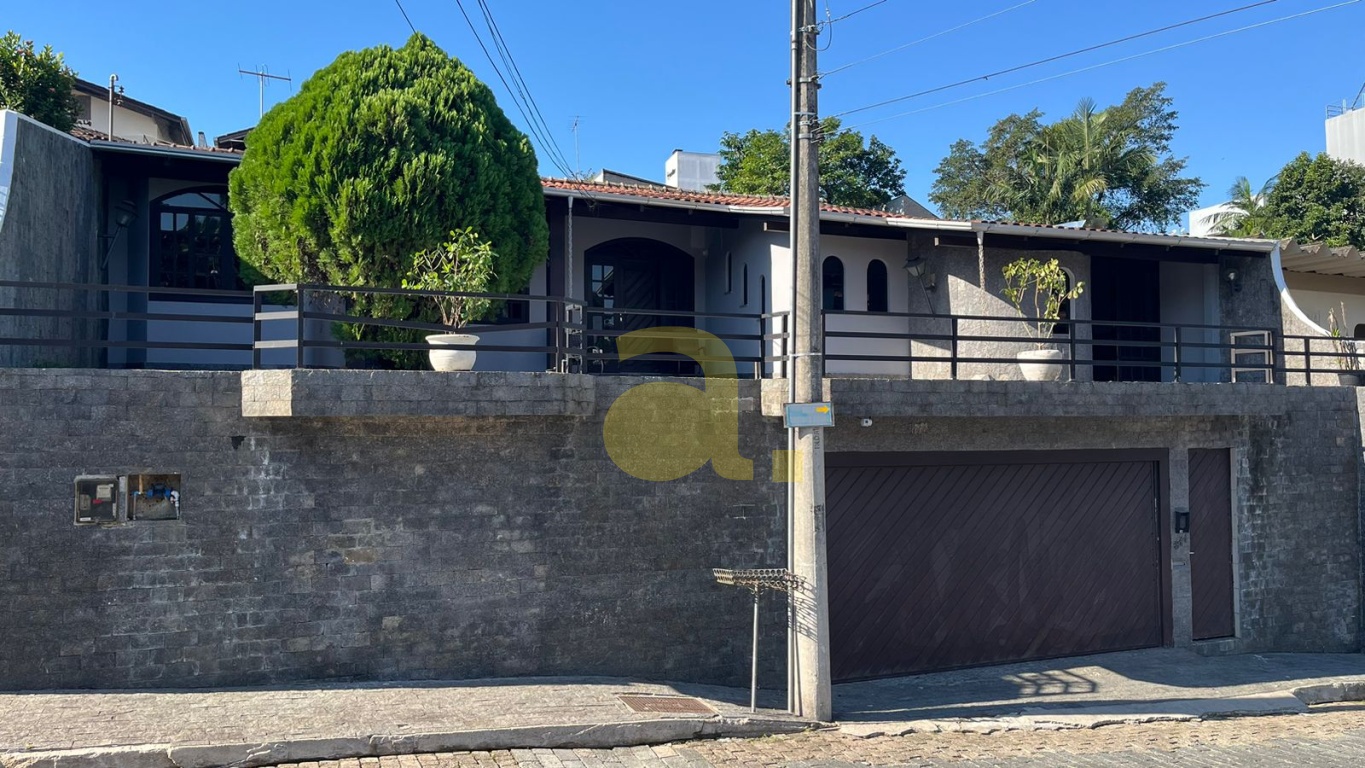 Casa à venda com 4 quartos, 500m² - Foto 1