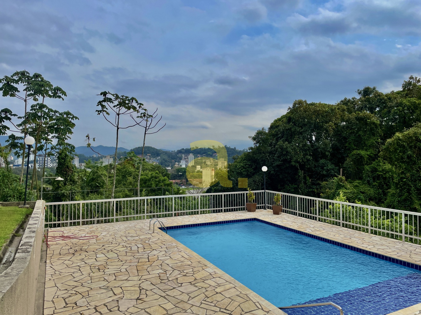 EXCELENTE APARATAMENTO EM PROCESSO DESOCUPAÇÃO SEMI-MOBILIADO PARA LOCAÇÃO NA ITOUPAVA NORTE - foto 1