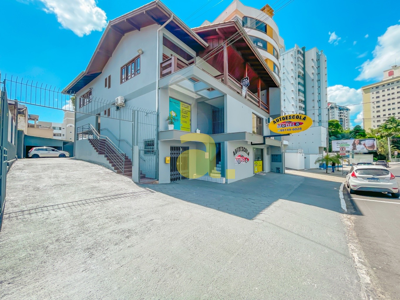 Casa para alugar com 4 quartos, 400m² - Foto 1