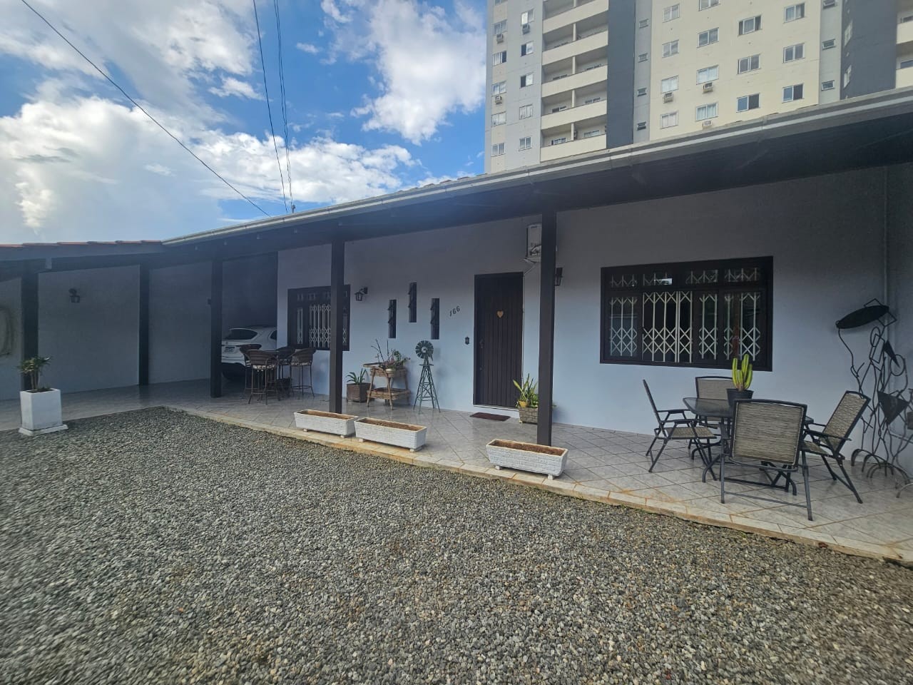 Casa à venda com 4 quartos, 227m² - Foto 1
