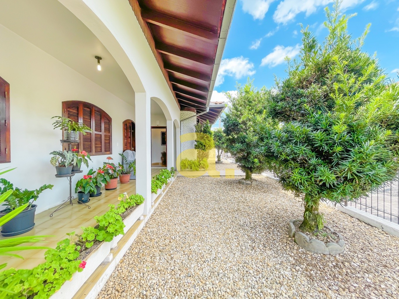 Casa à venda com 3 quartos, 289m² - Foto 1
