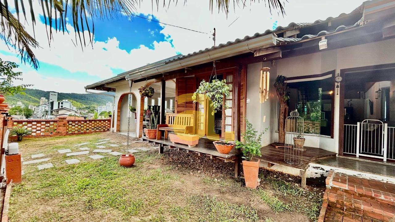 Casa à venda com 3 quartos, 201m² - Foto 2