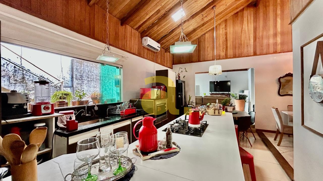 Casa à venda com 3 quartos, 201m² - Foto 14
